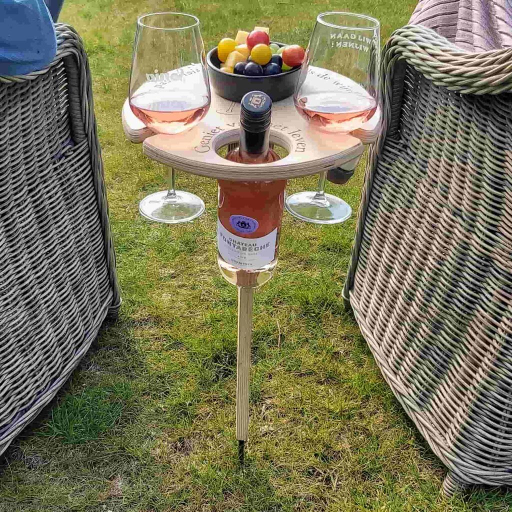 Przenośny stół do wina i idealnych aperitifów
