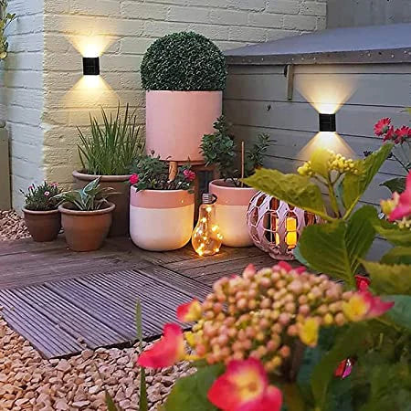 Verlicht uw buitenruimte moeiteloos met deze LED zonne wandlamp