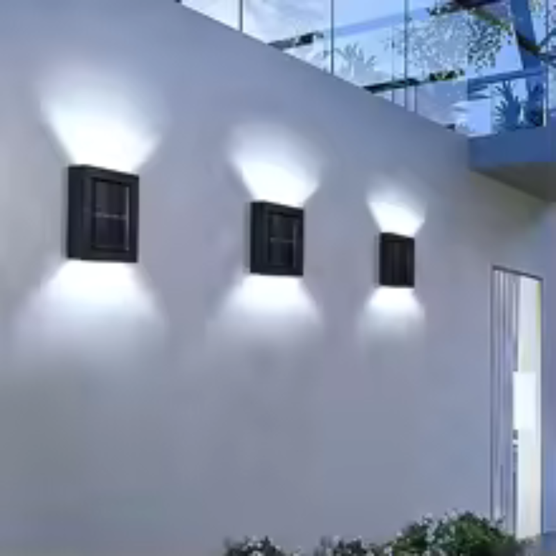 Verlicht uw buitenruimte moeiteloos met deze LED zonne wandlamp