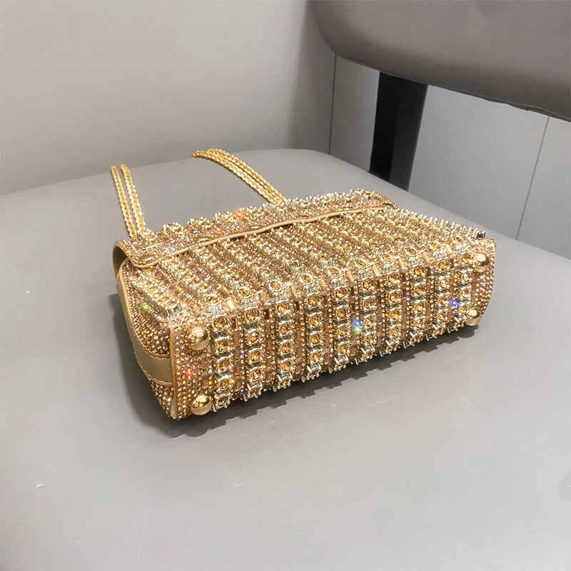 Stråla på kvällen med denna glamourösa clutch med strass