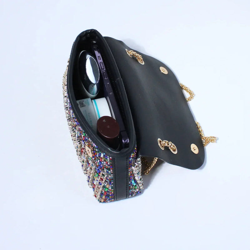 Stråla på kvällen med denna glamourösa clutch med strass
