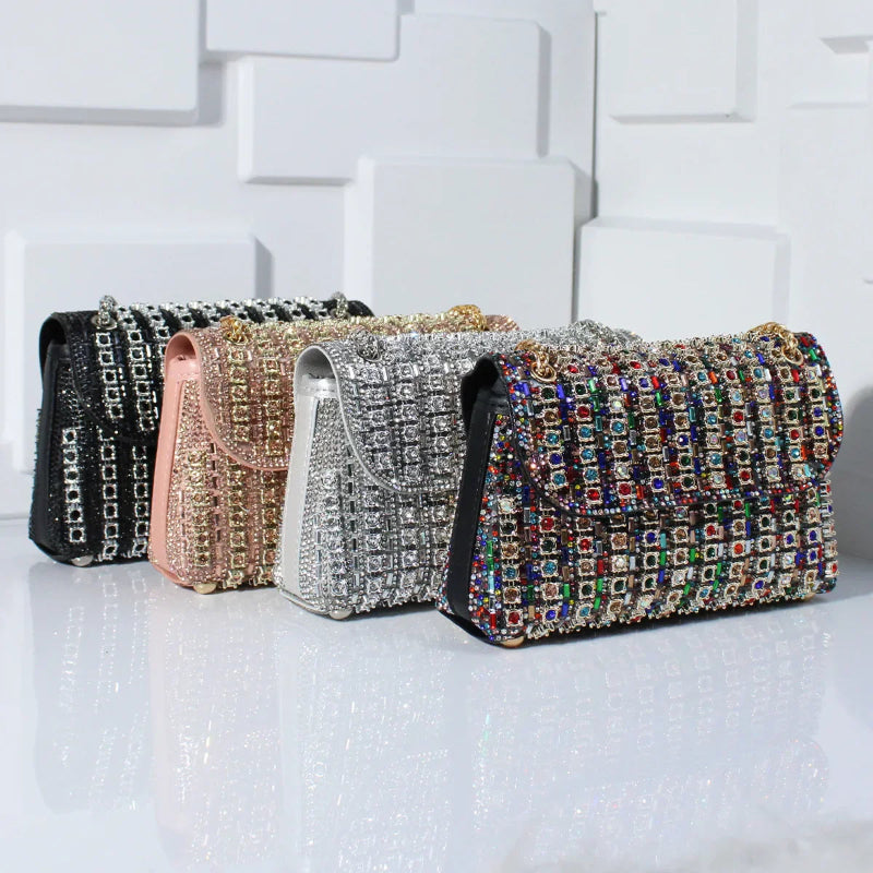 Stråla på kvällen med denna glamourösa clutch med strass