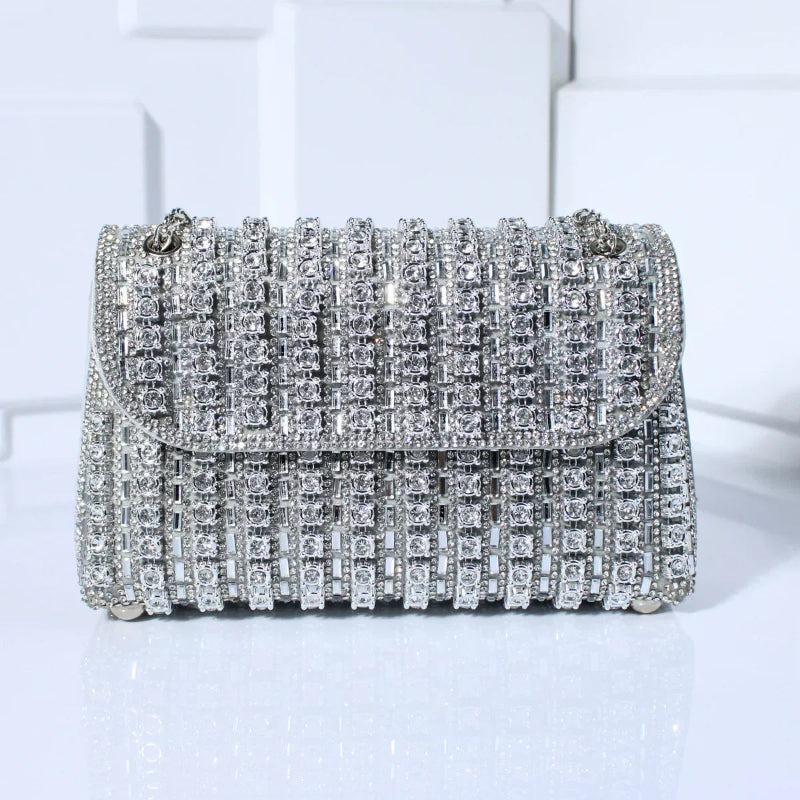 Stråla på kvällen med denna glamourösa clutch med strass