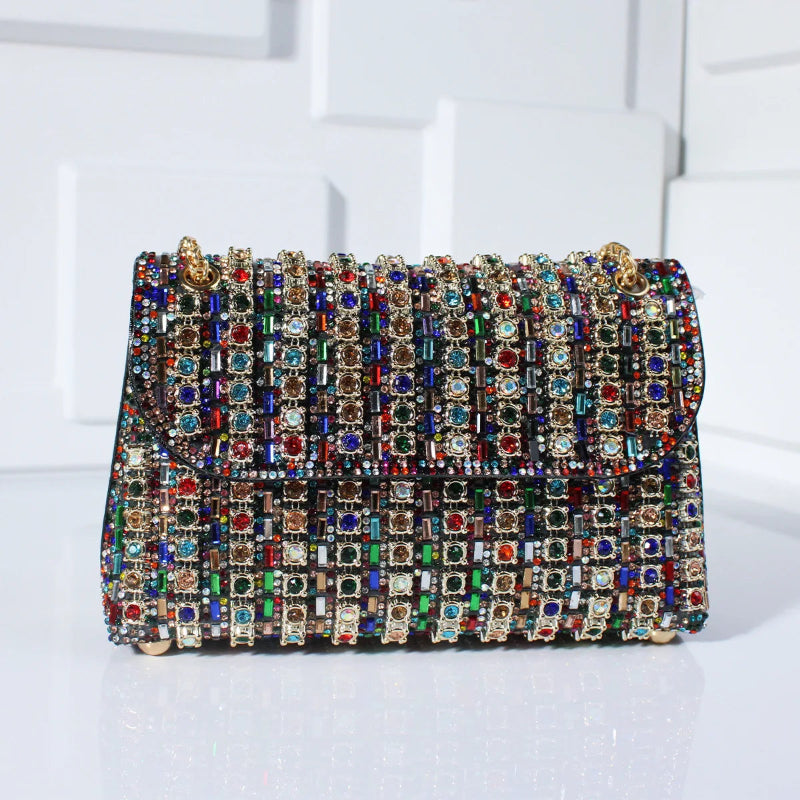 Stråla på kvällen med denna glamourösa clutch med strass