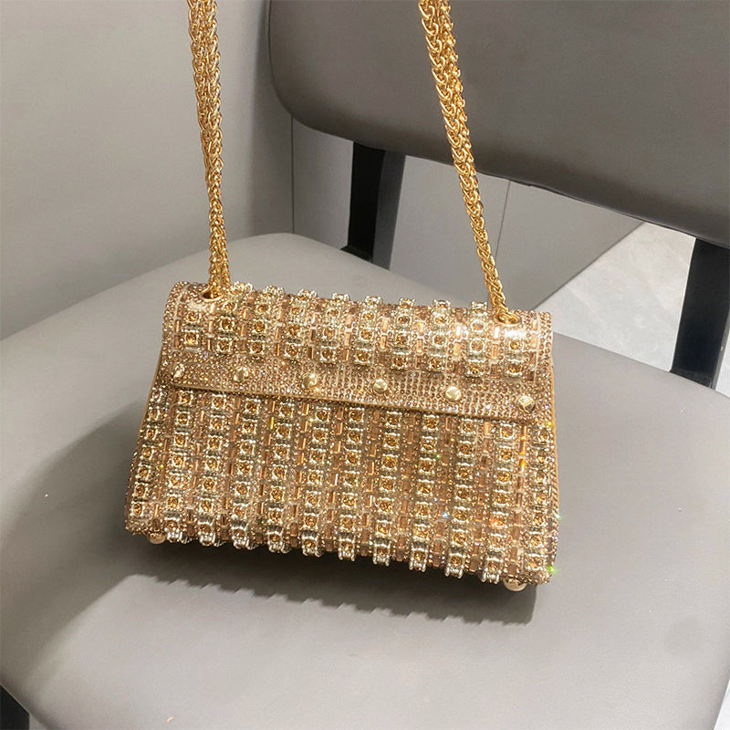 Stråla på kvällen med denna glamourösa clutch med strass 