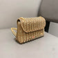 Stråla på kvällen med denna glamourösa clutch med strass 