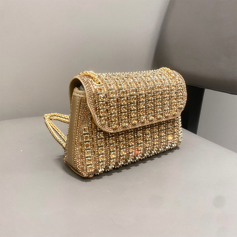Stråla på kvällen med denna glamourösa clutch med strass 
