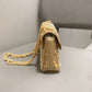 Stråla på kvällen med denna glamourösa clutch med strass 