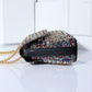 Stråla på kvällen med denna glamourösa clutch med strass 