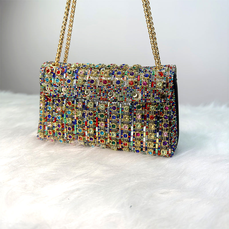 Stråla på kvällen med denna glamourösa clutch med strass 